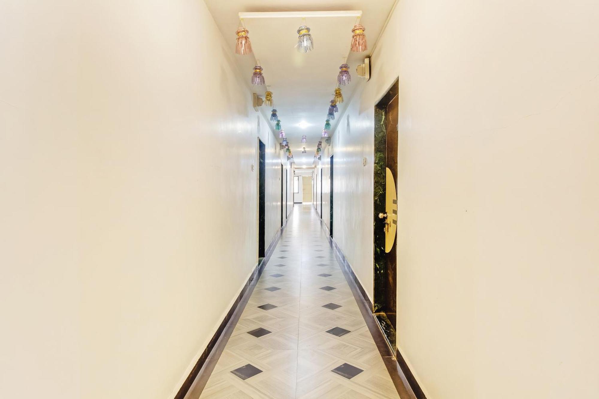 ホテル Spot On Harihar Lodging And Yatri Niwas コールハープル エクステリア 写真