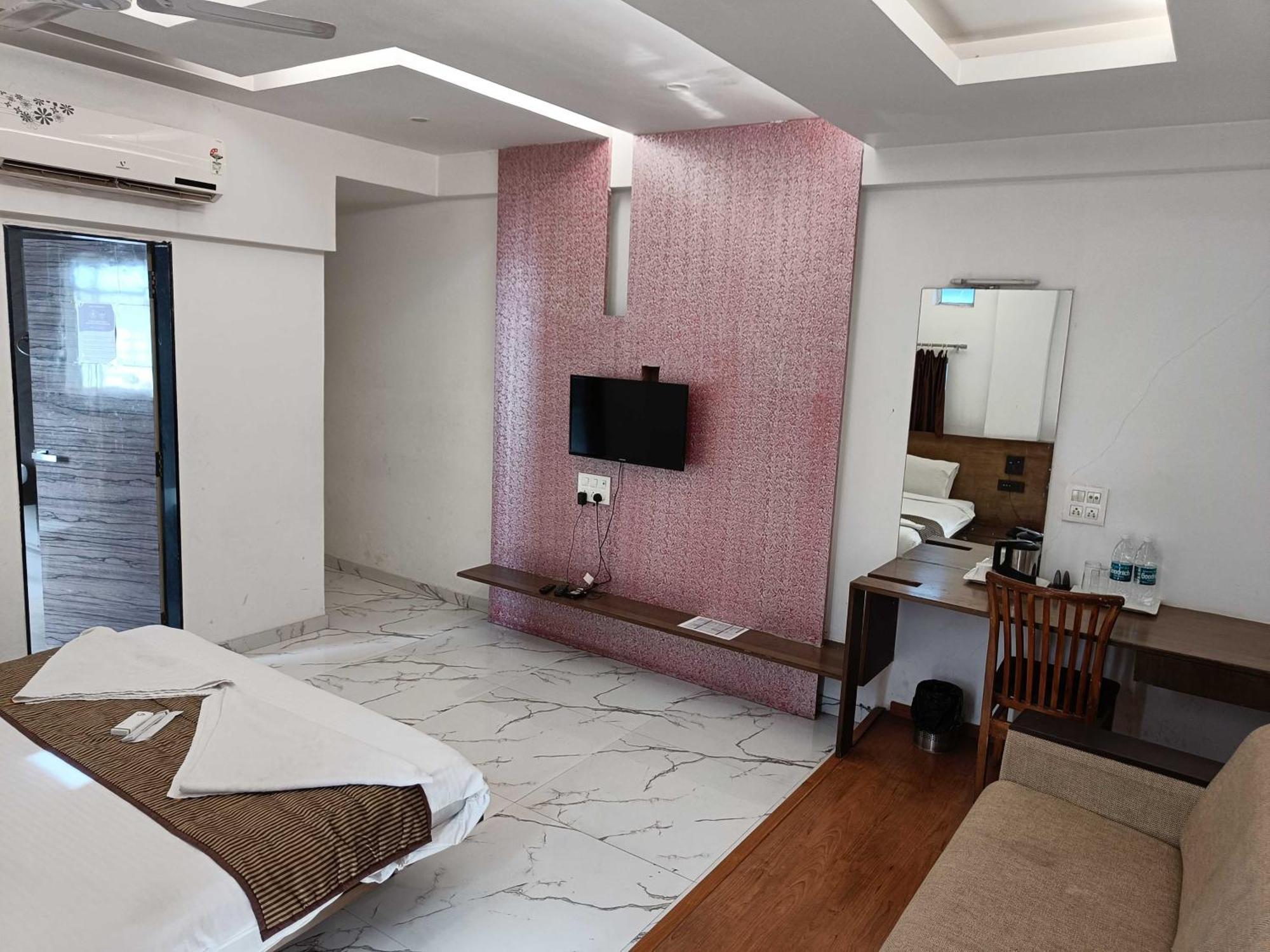 ホテル Spot On Harihar Lodging And Yatri Niwas コールハープル エクステリア 写真