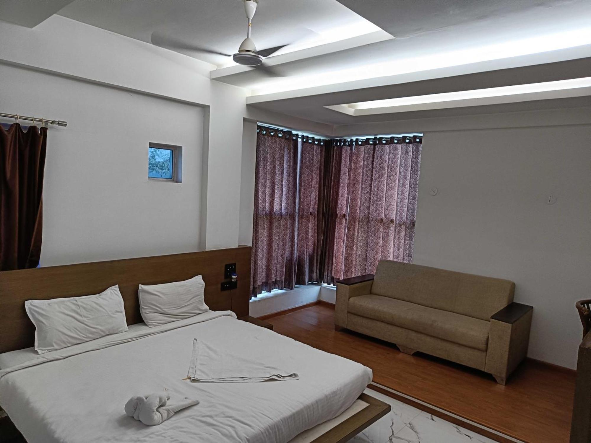 ホテル Spot On Harihar Lodging And Yatri Niwas コールハープル エクステリア 写真